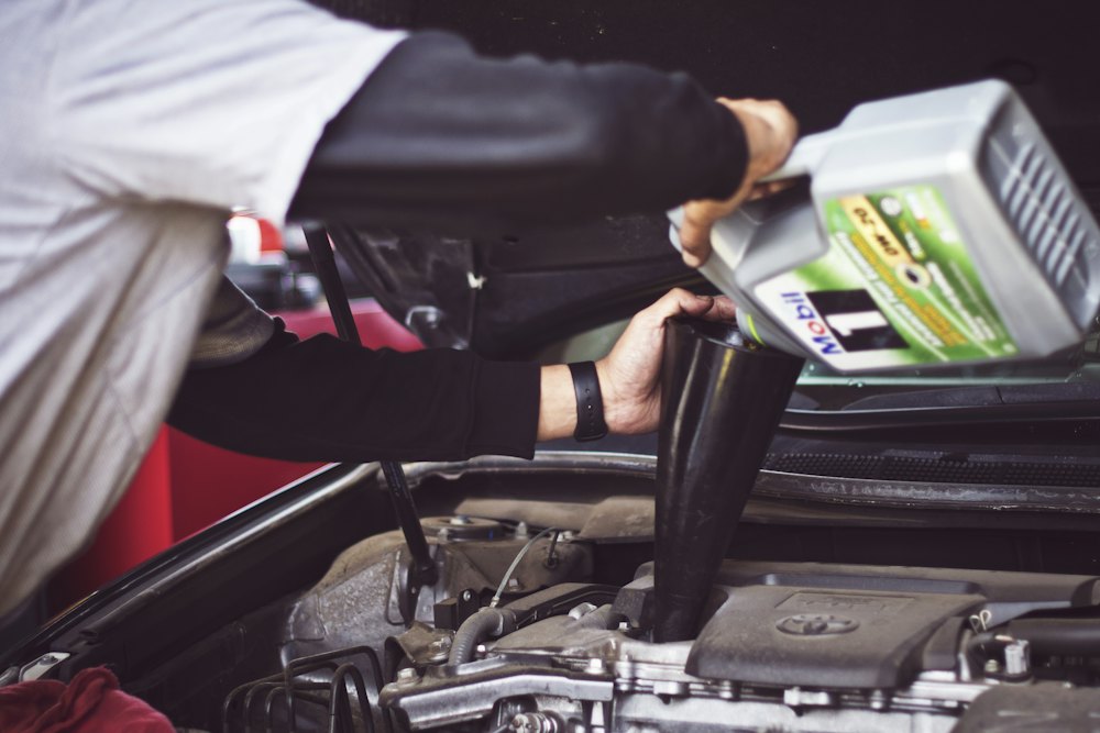 Cambio de aceite en el motor de un carro