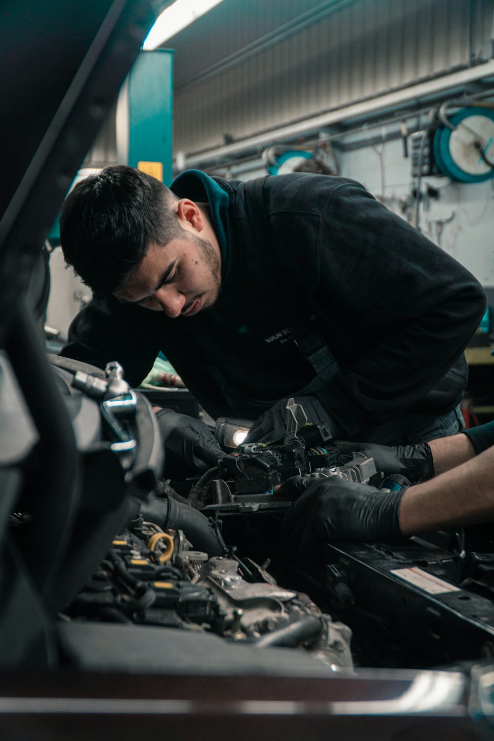 Mecánico trabajando en el motor de un carro