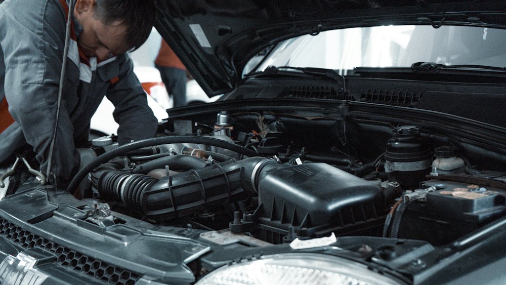 Mecánico revisando el motor de un auto